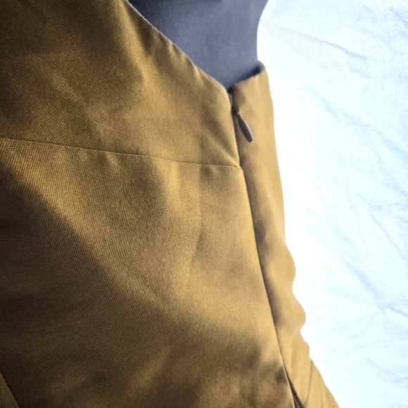 Elegant Gold Sleeveless Dress - Picture 8 of 12